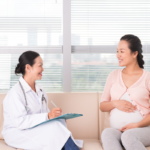 embarazada conversando con su doctora