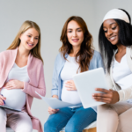 embarazadas en grupo leyendo un documento